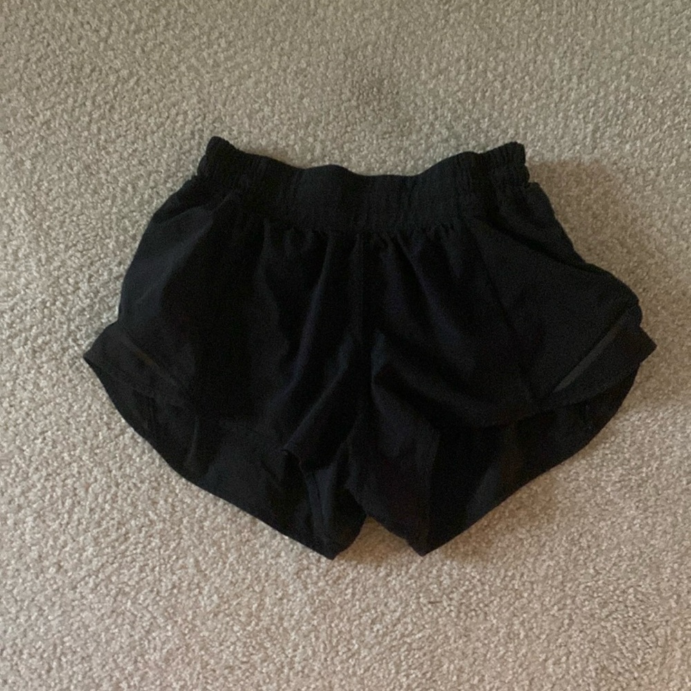 Lululemon Hotty Hots 2.5 inch size 4 low rise